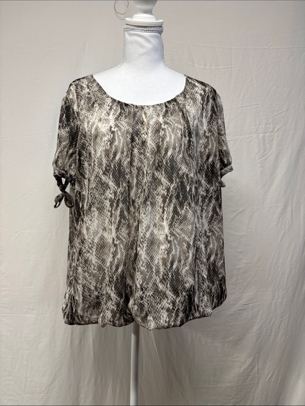 Woven Snake-Print Short Sleeve Top - Black/Gray